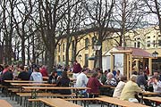 Der neue Biergarten wurde am 21.03.2003 rechtzeitig zum Frühlingsanfang eingeweiht (Foto: Martin Schmitz)
